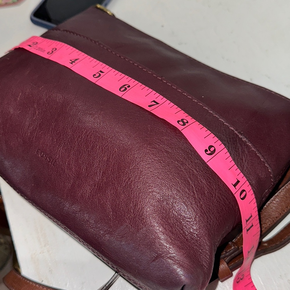 Fossil plum color leather crossbody bag - Picture 5 of 6